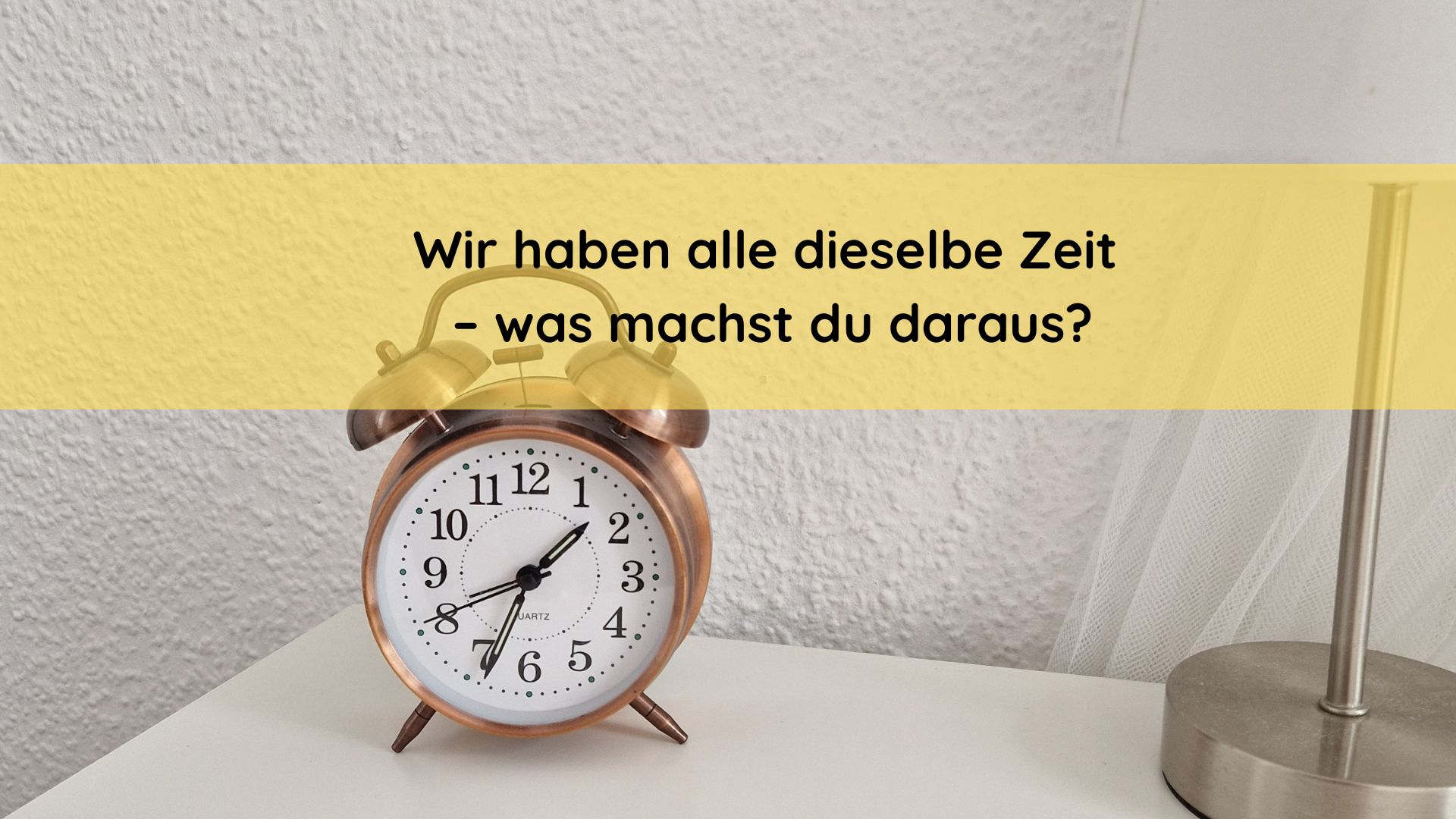 Eine Analoge Uhr auf einem Tisch