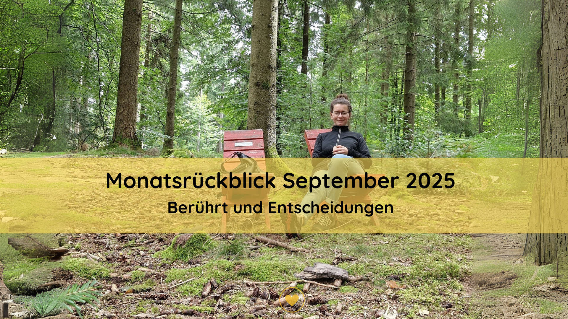 Ein Mensch sitzt auf einen Stuhl mitten im Wald und zwinkert in die Kamera.