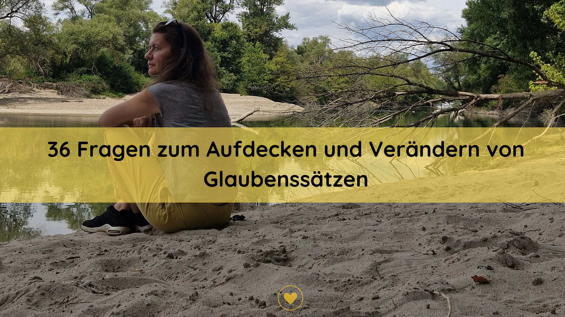 Ein entspannter Mensch der am Wasser sitzt und lächelt.