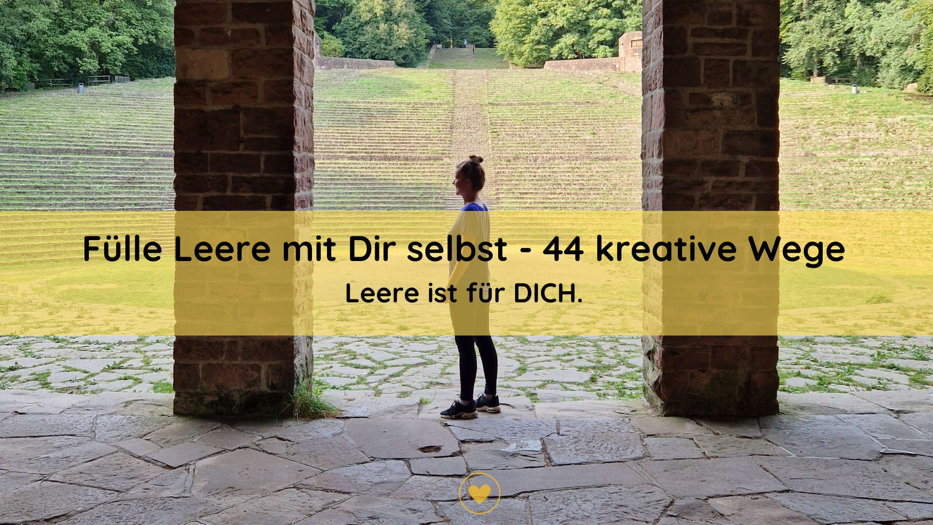 Person zwischen zwei Säulen und im Hintergrund eine grosse Treppe die nach oben führt.